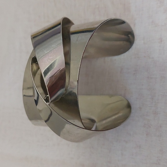 Unusual Design Structured Silver Tone Wide Bangle Bracelet Sleek Modernist - Picture 5 of 11